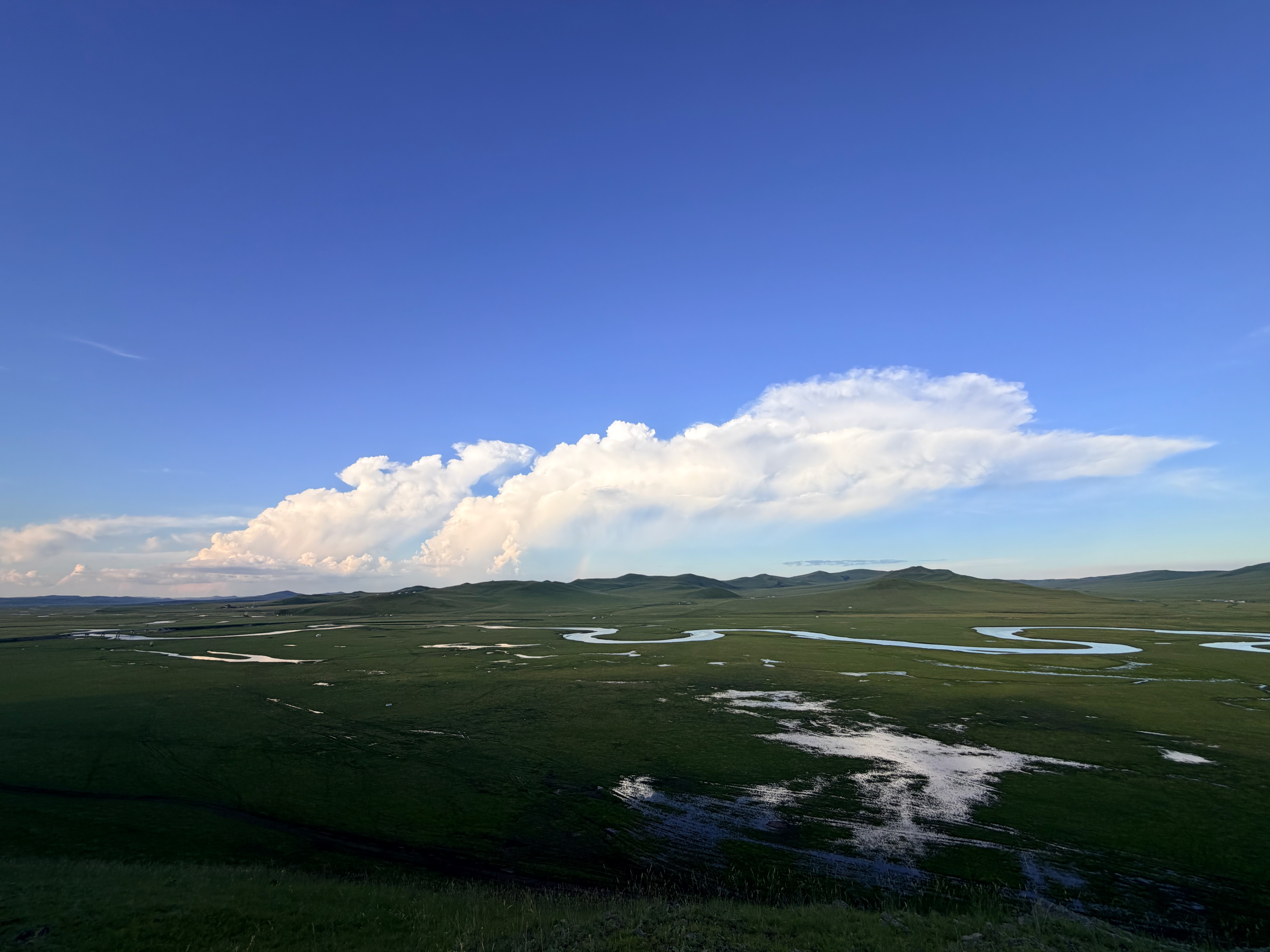 藍天漸開，白雲舒展在曲水草原之上